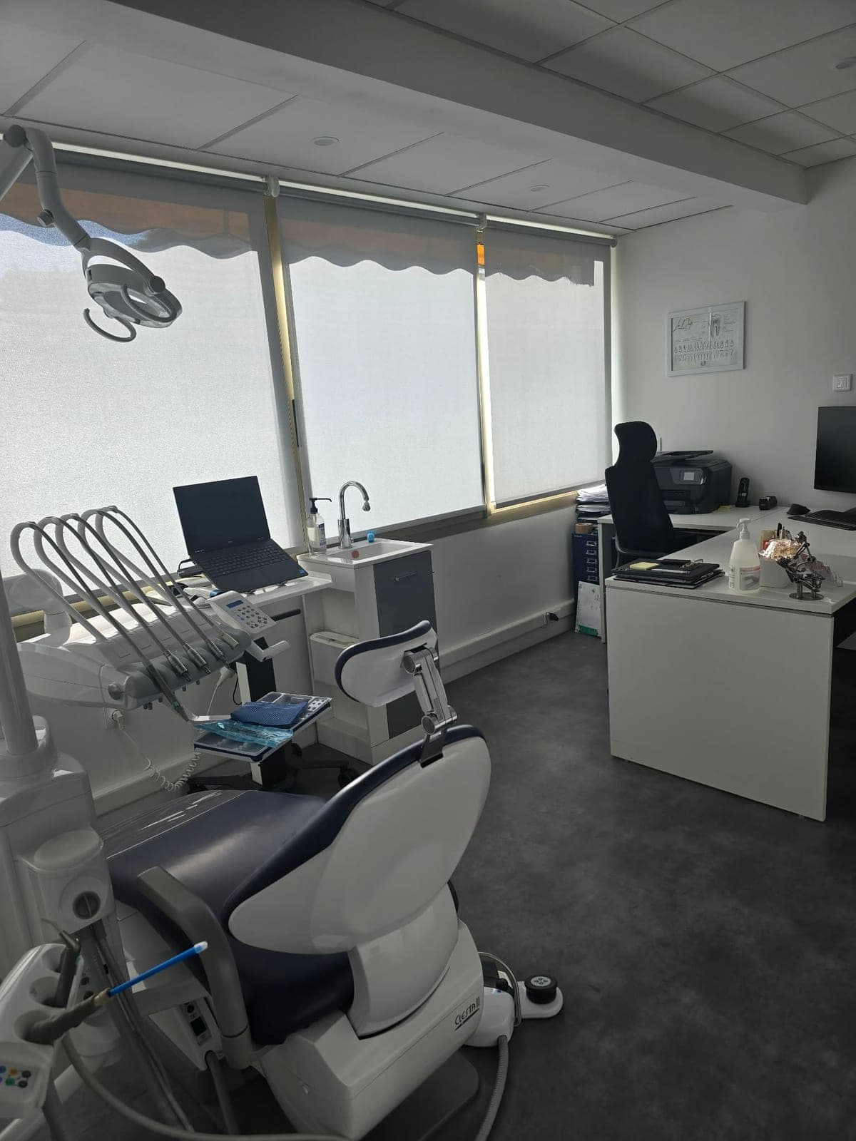 Salle de soins du cabinet équipée pour la chirurgie et l'implantologie