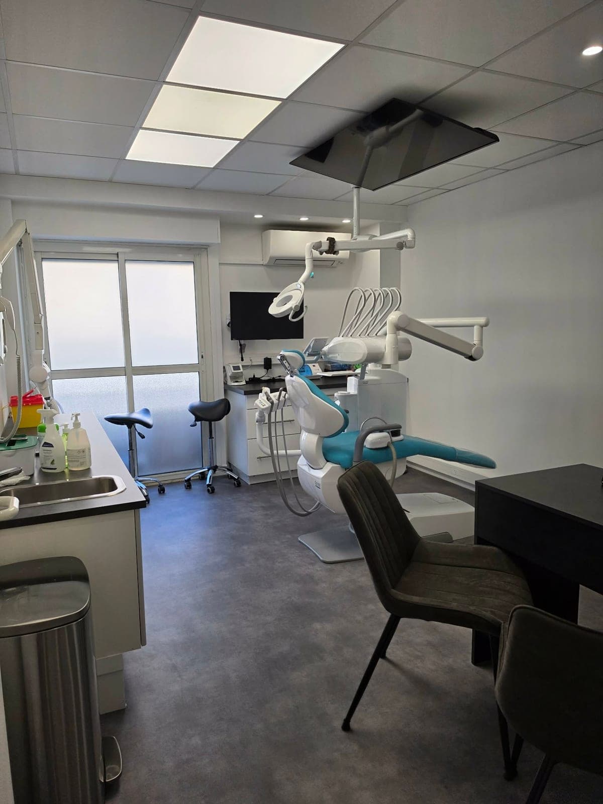 Salle de soins du cabinet, dédiée aux soins généraux et à la prévention